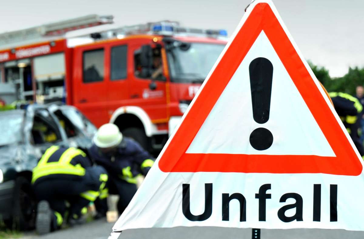 Wegen auslaufender Betriebsstoffe musste auch die Feuerwehr zum Unfallort kommen. Foto: Stefan Körber – stock.adobe.com
