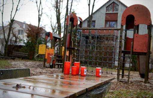 Kerzen stehen auf einem Spielplatz in Vöhringen, nachdem bei einem Streit ein 17-Jähriger getötet wurde. Der 15-jährige Täter wird im Juli verurteilt. Während des Prozesses stellt sich die Frage nach der Mitschuld des Jugendamts.  Foto: Strobel