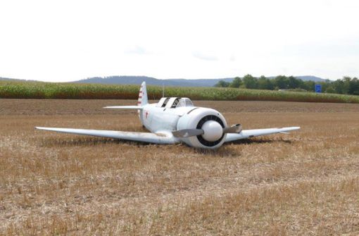 Das einmotorige Flugzeug musste im Acker notlanden. Foto: Polizeipräsidium Konstanz
