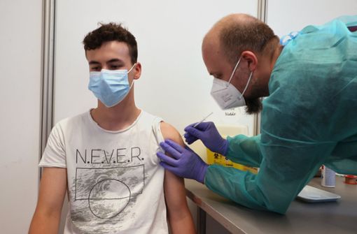 Ein 15-Jähriger wird gegen das Coronavirus geimpft. Foto: dpa/Bodo Schackow