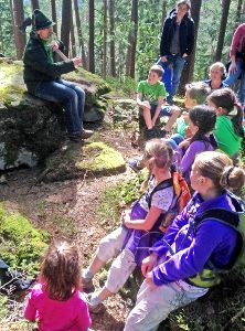 Unerwartete Begegnung: Der Waldgeist Bohnets-Sepp hat den Kindern viel zu erzählen. Foto: Verein Foto: Schwarzwälder-Bote