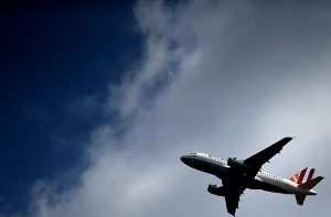 Eine Frau soll sich als Cousine eines der Opfer des Flugzeugabsturzes der Germanwings-Maschine in Südfrankreich ausgegeben haben und somit kostenlos nach Südfrankreich geflogen sein. Foto: dpa