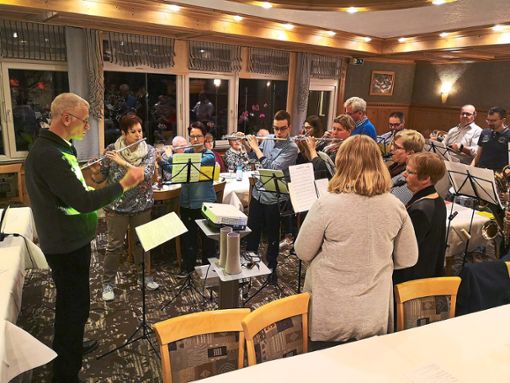 Zum Auftakt der Hauptversammlung beim Musikverein Neubulach wird erstmal musiziert – das kommt bei den Mitgliedern gut an. Foto: Elsäßer Foto: Schwarzwälder Bote