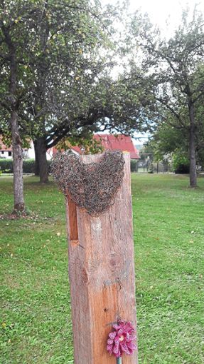 Traurig: Die Stele  ohne die Skulptur, nur noch mit den nun nutzlos gewordenen Schrauben, die zur Befestigung gedient haben. Foto: Schwarzwälder Bote