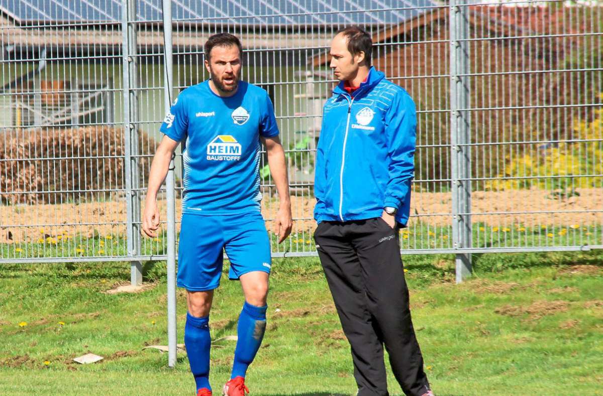 Tobias Heizmann (rechts) und Tobias Bea leiteten als Spielertrainer eine erfolgreiche Ära beim SV Seedorf ein, führten den Verein in die Landesliga. Nach neun engagierten Jahren wird das Duo den SVS am Saisonende verlassen. Foto: Schleeh