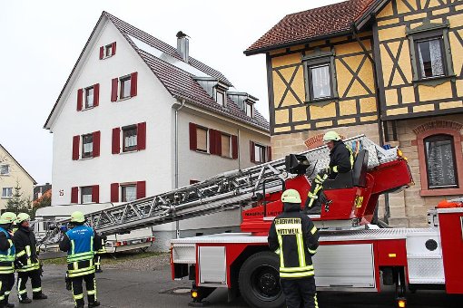 Einsatz mit der Hubarbeitsbühne: Die Rottweiler Feuerwehr löscht einen Kaminbrand in einem Mehrfamilienhaus (links). Foto: Parage