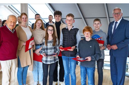 Die Erstplatzierten der diesjährigen Regionalwettbewerbe „Jugend forscht“ und „Schüler experimentieren“ (Mitte) freuen sich über die erhaltene Auszeichnung. Foto: Thomas Fritsch