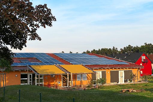 Eine der genossenschaftseigenen Fotovoltaikanlagen ist auf dem Kindergarten in Langenbrand installiert. Foto: Tröger Foto: Schwarzwälder-Bote