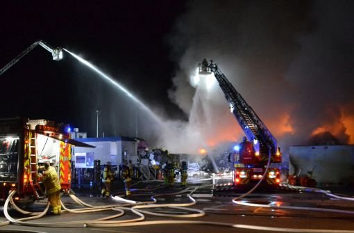 Erst ein kleines Feuer, dann ein Großbrand: In Mannheim haben Einsatzleute stundenlang gegen die Flammen gekämpft. Die Luft war voll Rauch - der Geruch des brennenden Plastikmülls zog bis in die Nachbarstadt. Foto: dpa