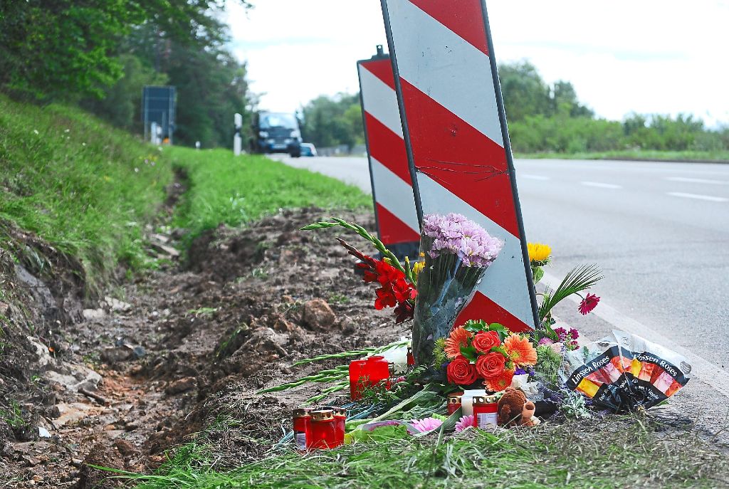An der Stelle, an der am Freitag fünf Menschen ihr Leben verloren, haben Menschen Blumen niedergelegt und Kerzen angezündet. Foto: Bernklau