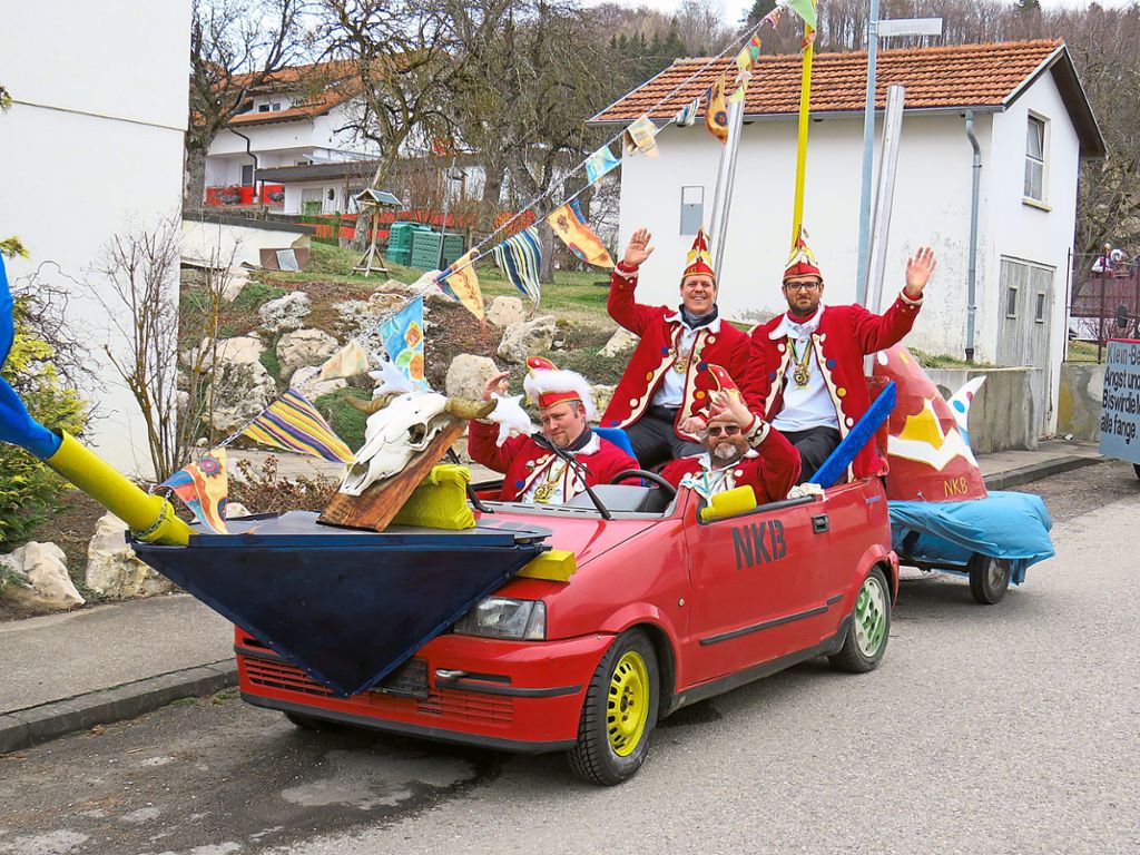 Die Elferräte grüßen beim Rosenmontagsumzug in Melchingen die Zuschauer. Fotos: Barth