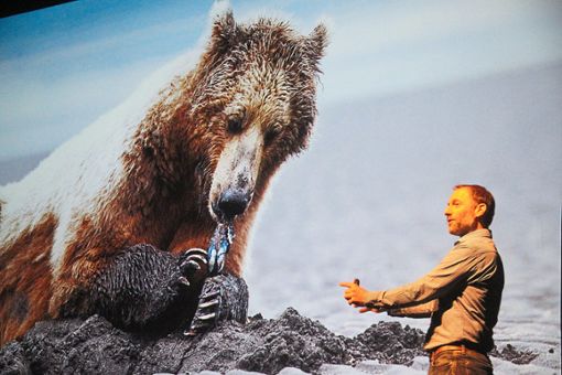 In aller Ruhe knackt ein Grizzly eine Muschel. David Bittner erzählt von seinen Erlebnissen.  Foto: Schimkat Foto: Schwarzwälder Bote