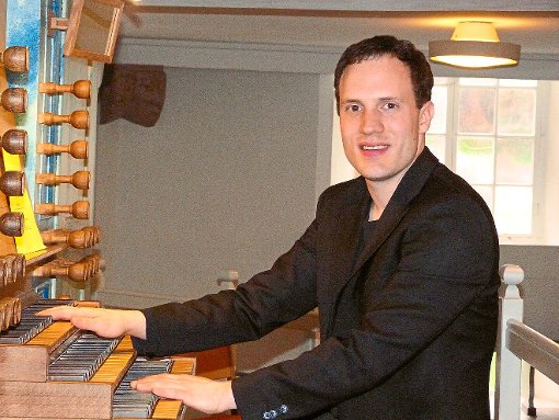 Peter Schleicher bediente sich genüsslich an der reichen Farbpalette der Altensteiger Rohlf-Orgel. Foto: Kosowska-Németh Foto: Schwarzwälder-Bote
