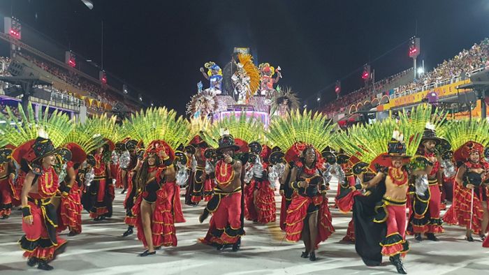 Spektakel am Zuckerhut: Karnevalsumzüge im Sambodrom in Rio