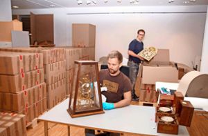 Es ist eine große Herausforderung für Uhrmacher Matthias Beck (vorne) und Restaurator Matthias Hüttlin (hinten) vom Furtwanger Uhrenmuseum, jedes der mehr als 10 000 wertvollen Stücke der Furtwanger Uhrensammlung einzeln  zu verpacken. Foto: Stefan Heimpel