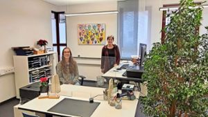 Andrea Zahn und Christine Hasse-Halleux  freuen sich über ihren nun wieder zeitgemäßen   Arbeitsplatz im Rathaus Ebhausen. Das Bürgeramt erstrahlt  hell und  freundlich. Foto: Schuler