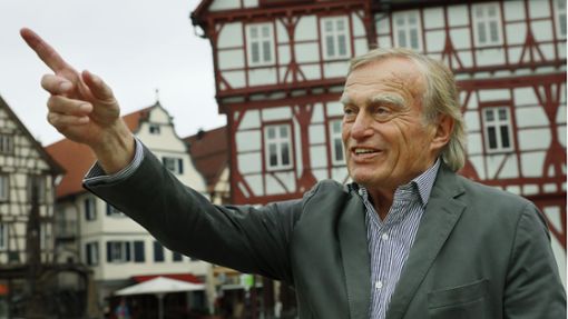 Helmut Haussmann vor dem Rathaus in Bad Urach Foto: Manfred Grohe