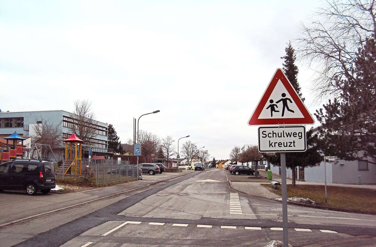 Eine Straße mit Schule und Kindergarten: Auf der Achdorfer Straße gilt seit Jahren Tempo 30. Foto: Bäurer