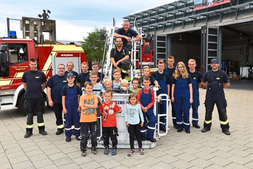 Einige Kinder nutzen die Chance, beim Ferienprogramm die Arbeit der Feuerwehr in Empfingen kennenzulernen. Fotos: Baiker Foto: Schwarzwälder Bote