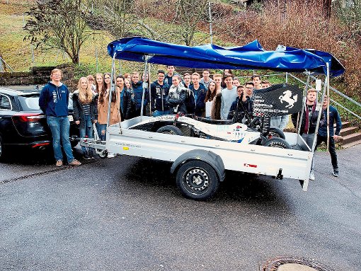 Schüler der Klasse 10c des Enztal-Gymnasiums bestaunen das Fahrzeug des Rennteams der Universität Stuttgart.  Foto: Ziegelbauer Foto: Schwarzwälder-Bote