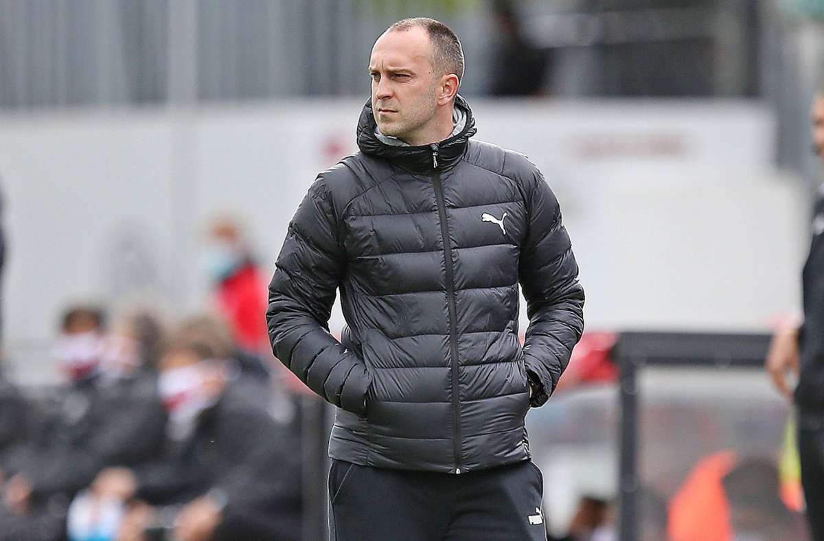Holstein Kiel befindet sich noch im Aufstiegsrennen und steht im DFB-Pokal-Halbfinale – doch bei Trainer Ole Werner mischen sich unter die Freude darüber auch massive Bedenken. Foto: Baumann