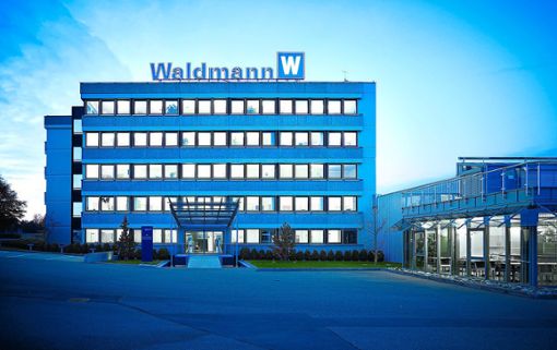 Das helle Licht der Firma Waldmann wird durch die Entlassung von rund 100 Mitarbeitern am Schwenninger Standort getrübt.  Foto:  Waldmann