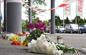 Blumen  vor dem Real-Markt bezeugen die Trauer und Anteilnahme: Am Donnerstag wurde ein 33-jähriger Familienvater erstochen. Foto: Hopp