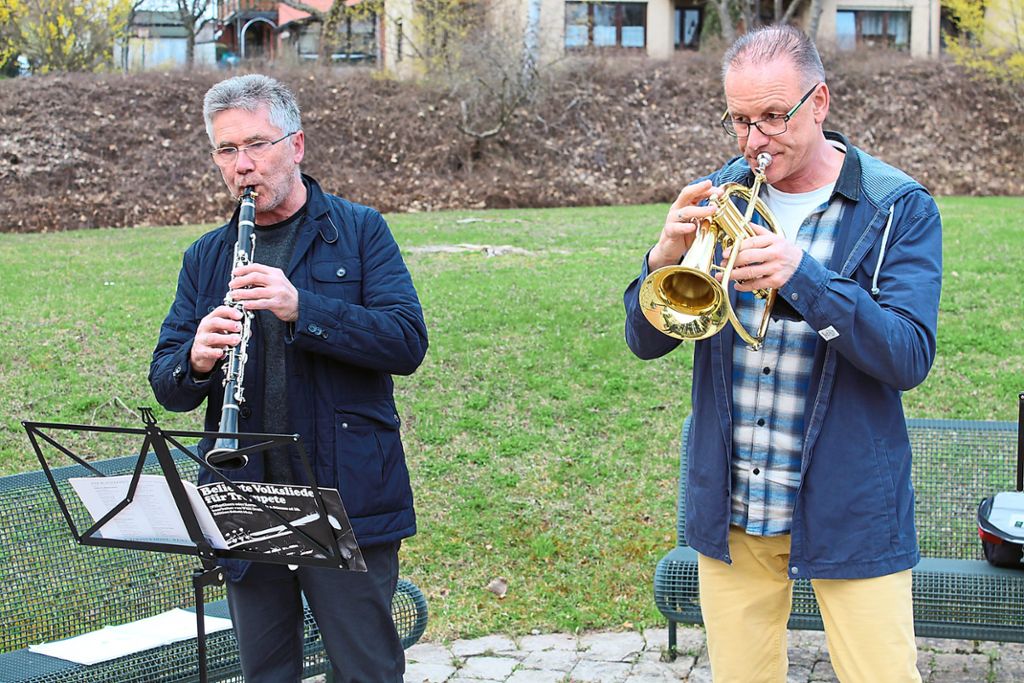Josef Stritt (links) und Tobias Steeb musizierten vor dem Eingang des Seniorenzentrums Sonnenhalde.Fotos: Köncke