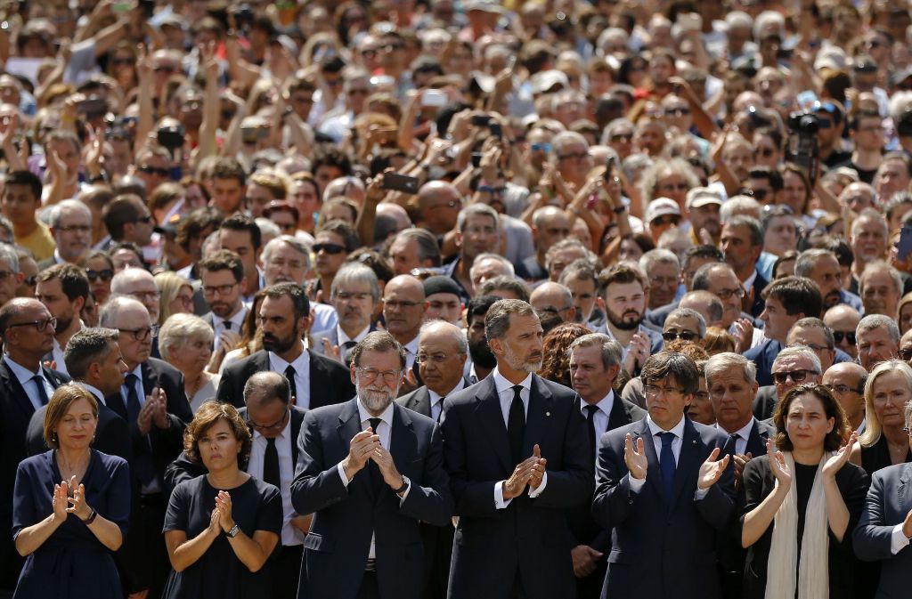 Tausendfaches Gedenken: König Felipe VI. (4.v.r.) und Spaniens Ministerpräsident Mariano Rajoy (3.v.r.) gedenken  gemeinsam mit der Bevölkerung von Barcelona  in einer Schweigeminute der Opfer des Terroranschlags in Barcelona.