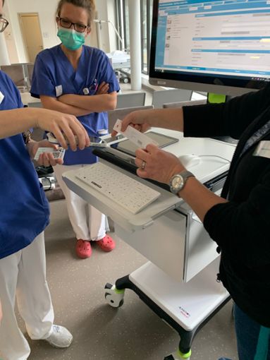 Pflegefachkräfte des Zollernalb-Klinikums  werden am digitalen Visitenwagen geschult. Foto: Klinikum Foto: Schwarzwälder Bote