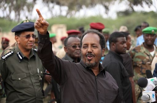 Er war schon einmal Präsident von Somalia. Jetzt ist er es wieder: Hassan Sheik Mohamud (Mitte). (Archivbild) Foto: imago images/ZUMA Wire/Ilyas A. Abukar