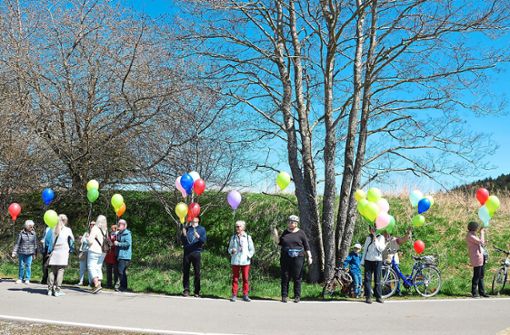 Rund 50 Teilnehmer bildeten vor dem Hintergrund des aktuellem Weltgeschehens am Ostermontag zwischen Marbach und Brigachtal eine Menschenkette für den Frieden und schickten bunte Luftballons in den Himmel. Foto: Kaletta
