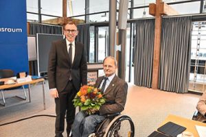 Landrat Sven Hinterseh würdigt den Kreisbehindertenbeauftragten  Manfred Kemter. Foto: Schwarzwälder Bote