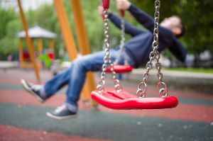 Der Junge büxte seinem Vater auf einem Spielplatz aus. (Symbolfoto) Foto: Aleph Studio/ Shutterstock