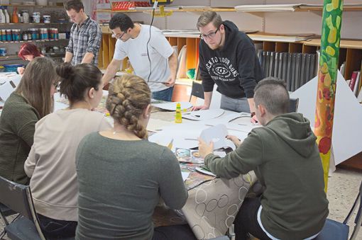 Lehrlinge der Firma Straub Verpackungen besuchen die Kunstschule. Foto: Kunstschule Foto: Schwarzwälder Bote
