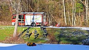 Die Feuerwehr Schömberg übte gemeinsam mit dem DLRG für den Fall, dass eine Person ins Eis auf dem Schömberger Stausee einkracht. Foto: Feuerwehr Schömberg