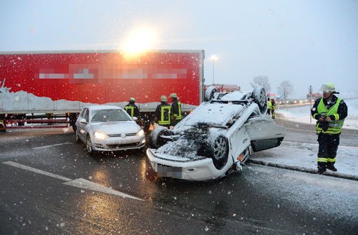 Größere Probleme bereitete der Schnee auf der Schwäbischen Alb: Bei Aichelberg landete ein Auto auf dem Dach. Foto: Friebe PR