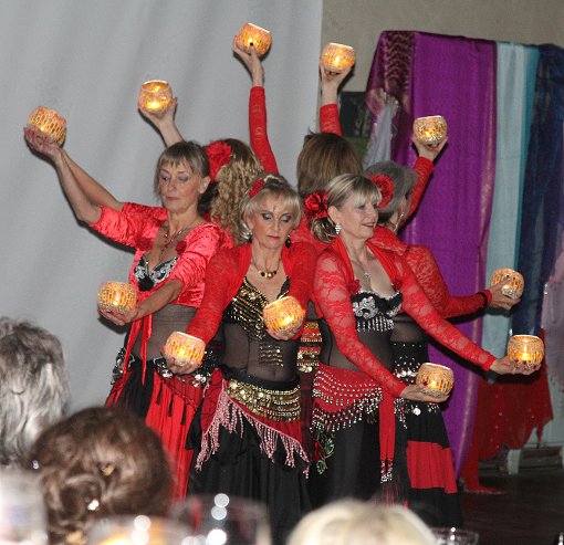 Für orientalisches Flair sorgen die Tänzerinnen der Gruppen Basima und Asab Banati im Forum am Bahnhof. Foto: Hübner Foto: Schwarzwälder-Bote