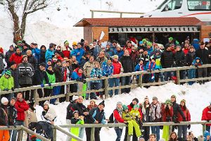 Zuschauer verfolgen schon am Samstag das FIS Continental-Cup-Skispringen an der Hochfirstschanze in Neustadt. Foto: Bächle Foto: Schwarzwälder-Bote