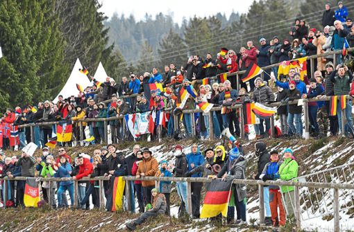 Zahlreiche Zuschauer verfolgen beim Schwarzwaldpokal das Geschehen an der Langenwaldschanze mit. (Archivfoto) Foto: Kienzler