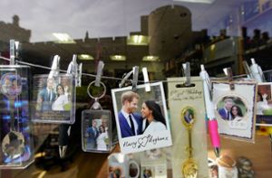 Der Countdown läuft: Royaler Hochzeits-Schnickschnack hängt in einem Souvenir-Shop in Windsor. Foto: Getty Abo