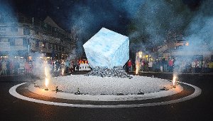 Mit dem Salzkristall auf dem Rösslekreisel hat die Stadt Bad Dürrheim ein weiteres Wahrzeichen das von der vergangenen Salzgewinnung zeugt. Seine Einweihung verfolgten am Samstagabend an die 400 Bürger, die sich begeistert zeigten. Foto: Privat