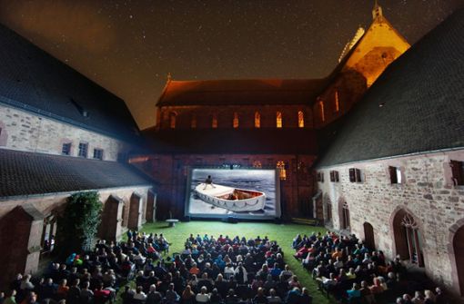 Bereits im 25. Jahr  sind Kinofilme im Alpirsbacher Kreuzgarten zu erleben. Foto: Matthias Zizelmann