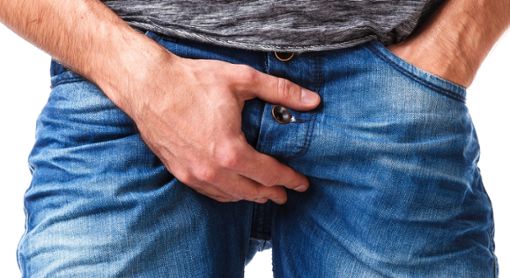 Ein Mann hat am Mittwochabend im Kurpark einer jungen Frau seinen Penis gezeigt. (Symbolbild) Foto: BLACKDAY/ Shutterstock