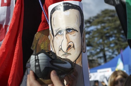 In Genf fordern Demonstranten den Rücktritt des syrischen Präsidenten Baschar al-Assad. Foto: dpa