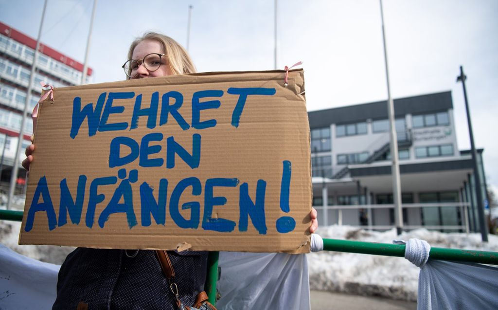 Eine Frau demonstriert vor der Veranstaltung der AfD-Splittergruppe Stuttgarter Aufruf in Burladingen.