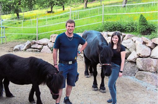 Die Perdebesitzer Sabrina Rath und Christoph Meß mit ihren Pferden Virginia und Japona. Foto: Bäurer