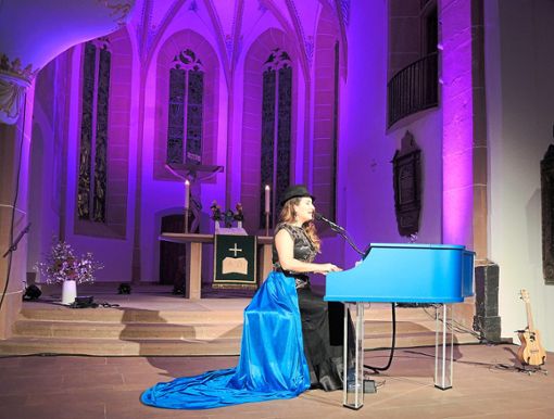 Die Sängerin Sefora Nelson begeisterte in der Johannes-Täufer-Kirche in Hornberg. Foto: Jehle Foto: Schwarzwälder Bote