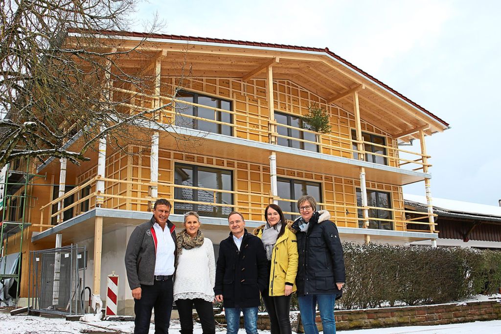 Im Mai soll das Haus mit den Ferienappartements am Waldcafé fertig sein und das Wirtehepaar (von links) Hubert und Christian Fischer, Kur und Bäder Geschäftsführer Markus Spettel sowie dessen Mitarbeiterinnen  Andrea Maiers und  Regina Basler.