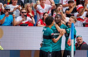 Chris Führich zeigt’s an: Serhou Guirassy  ist der Mann des Spiels. In unserer  Bildergalerie blicken wir noch einmal auf den 3:1-Sieg des VfB in Mainz zurück. Foto: imago